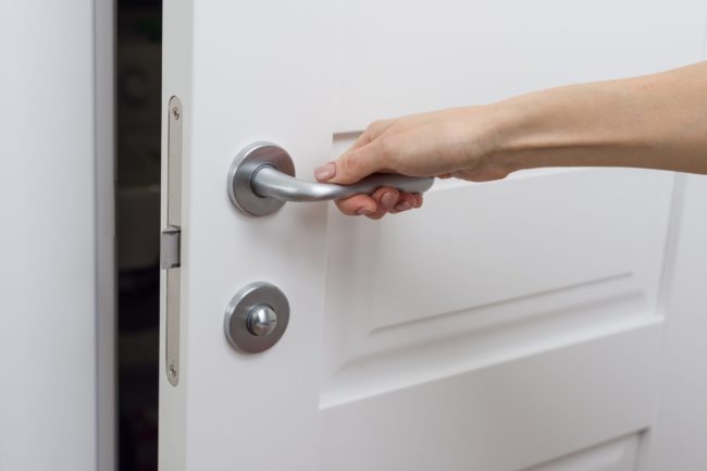 Transmission of SARS CoV-2 Via a door handle Transmission of SARS CoV-2 Via a door handle